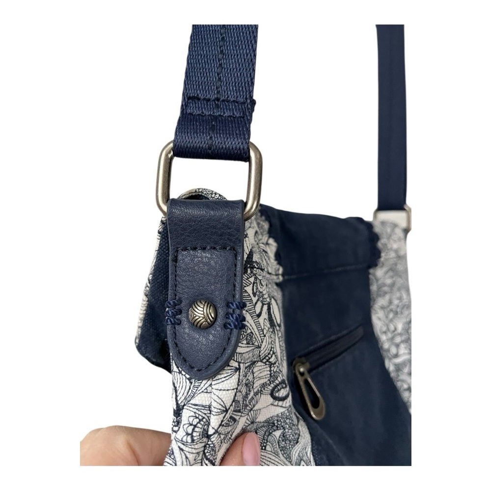Sakroots crossbody bag with adjustable strap - Picture 10 of 16